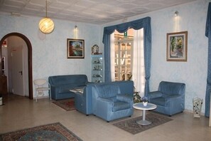 Área de estar no saguão