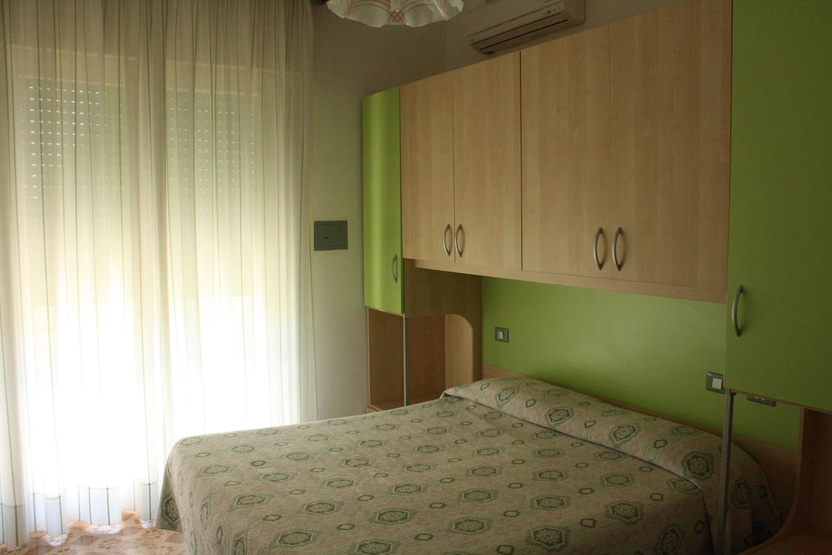 In-room safe, desk, cribs (surcharge), WiFi (free)