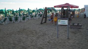 Privatstrand in der Nähe, weißer Sandstrand, Liegestühle, Sonnenschirme