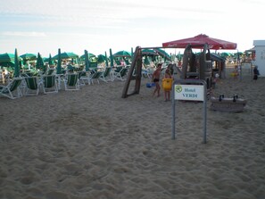 Private beach nearby, white sand, sun loungers, beach umbrellas - Hotel Verdi (Jesolo)