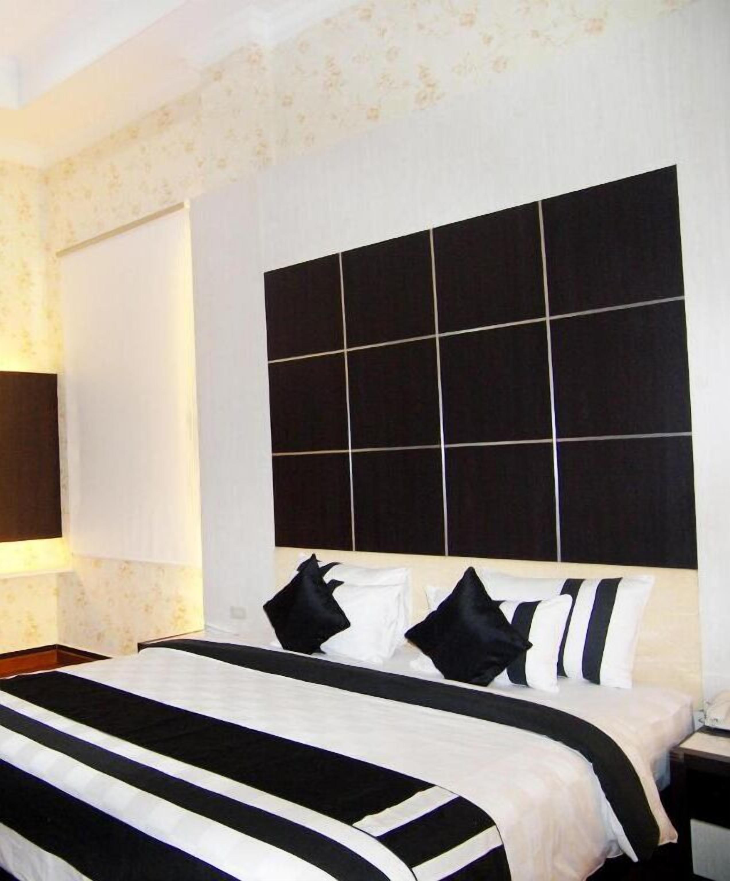 minibar, desk, soundproofing, rollaway beds