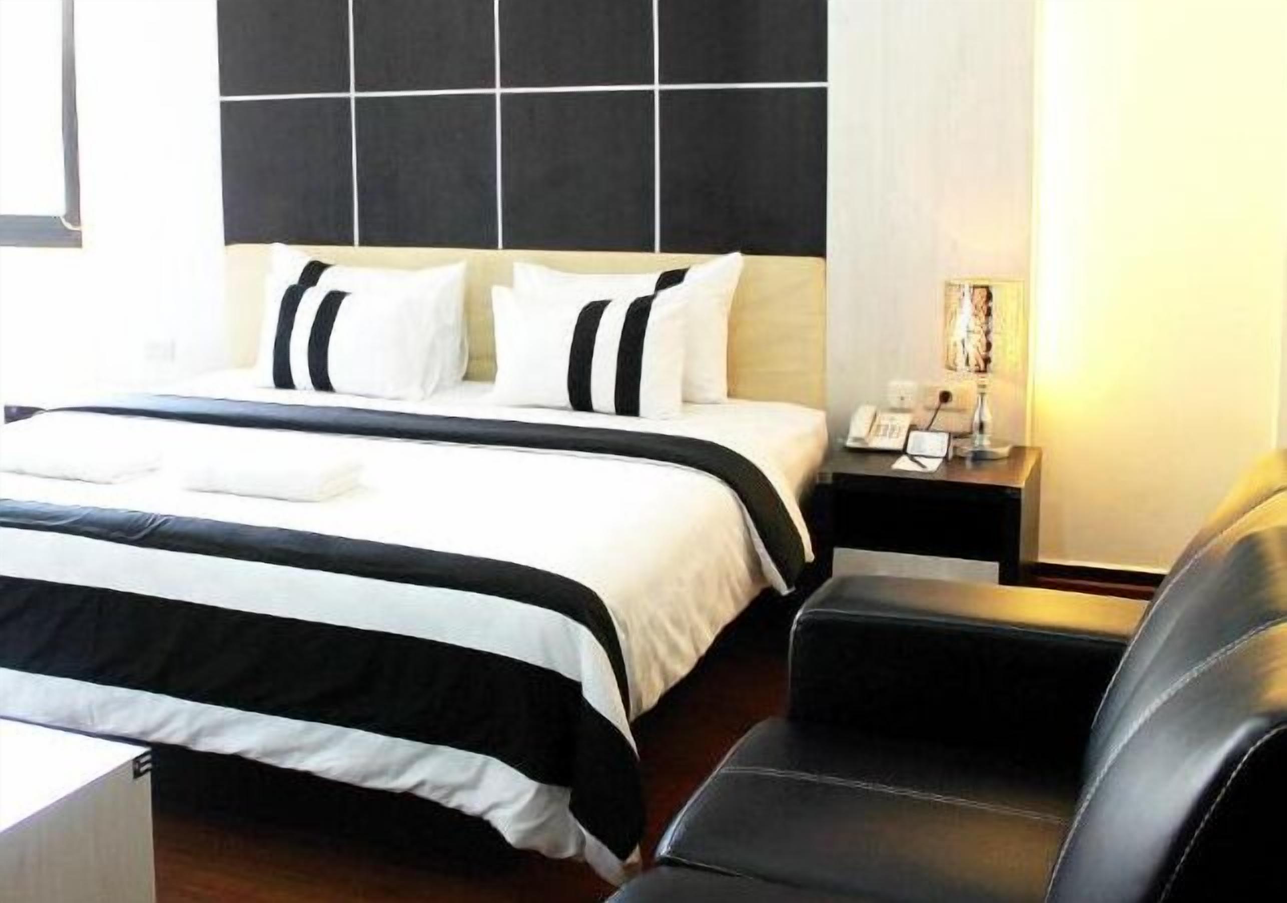 minibar, desk, soundproofing, rollaway beds