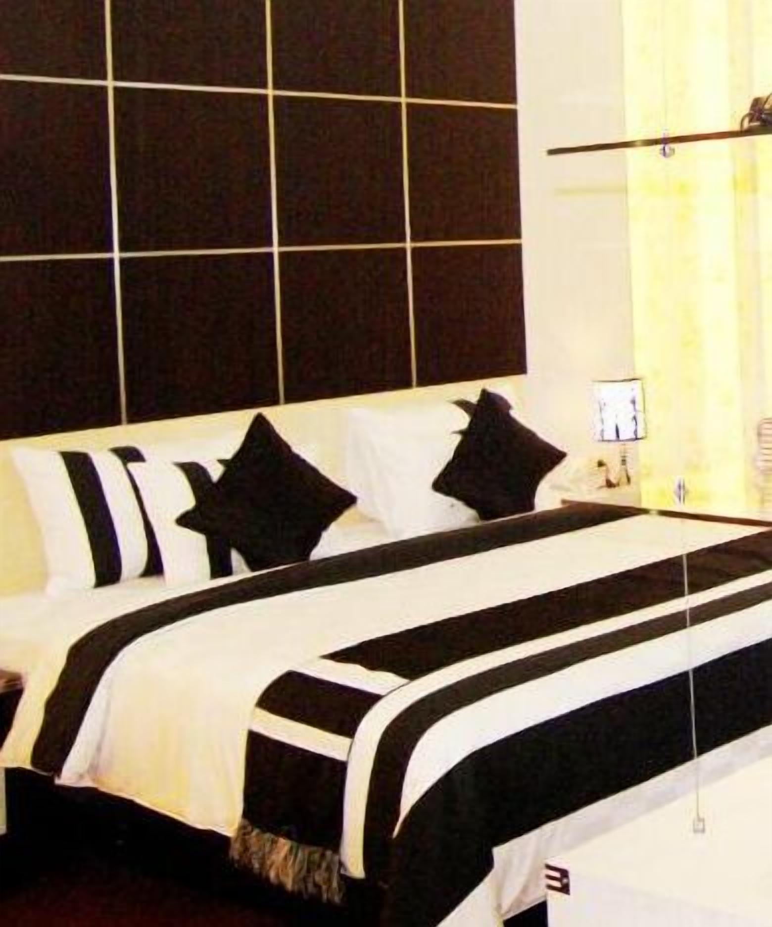 minibar, desk, soundproofing, rollaway beds