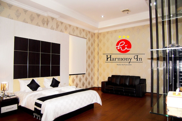 Executive Suite | Minibar, desk, soundproofing, rollaway beds
