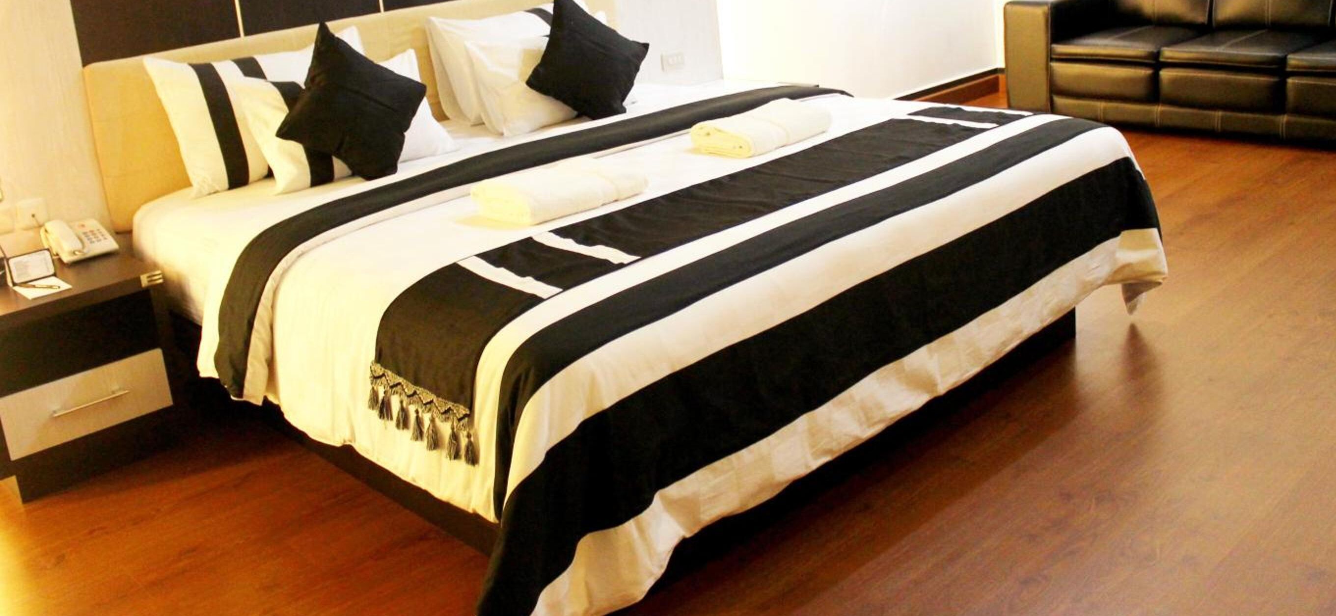 minibar, desk, soundproofing, rollaway beds