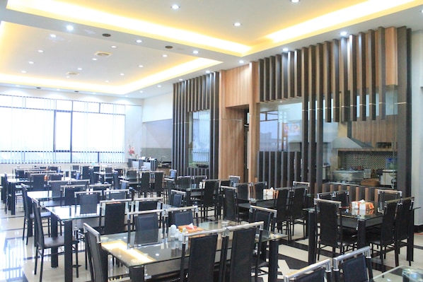 S'hi serveixen esmorzars, dinars, sopars i plats de cuina asiàtica
