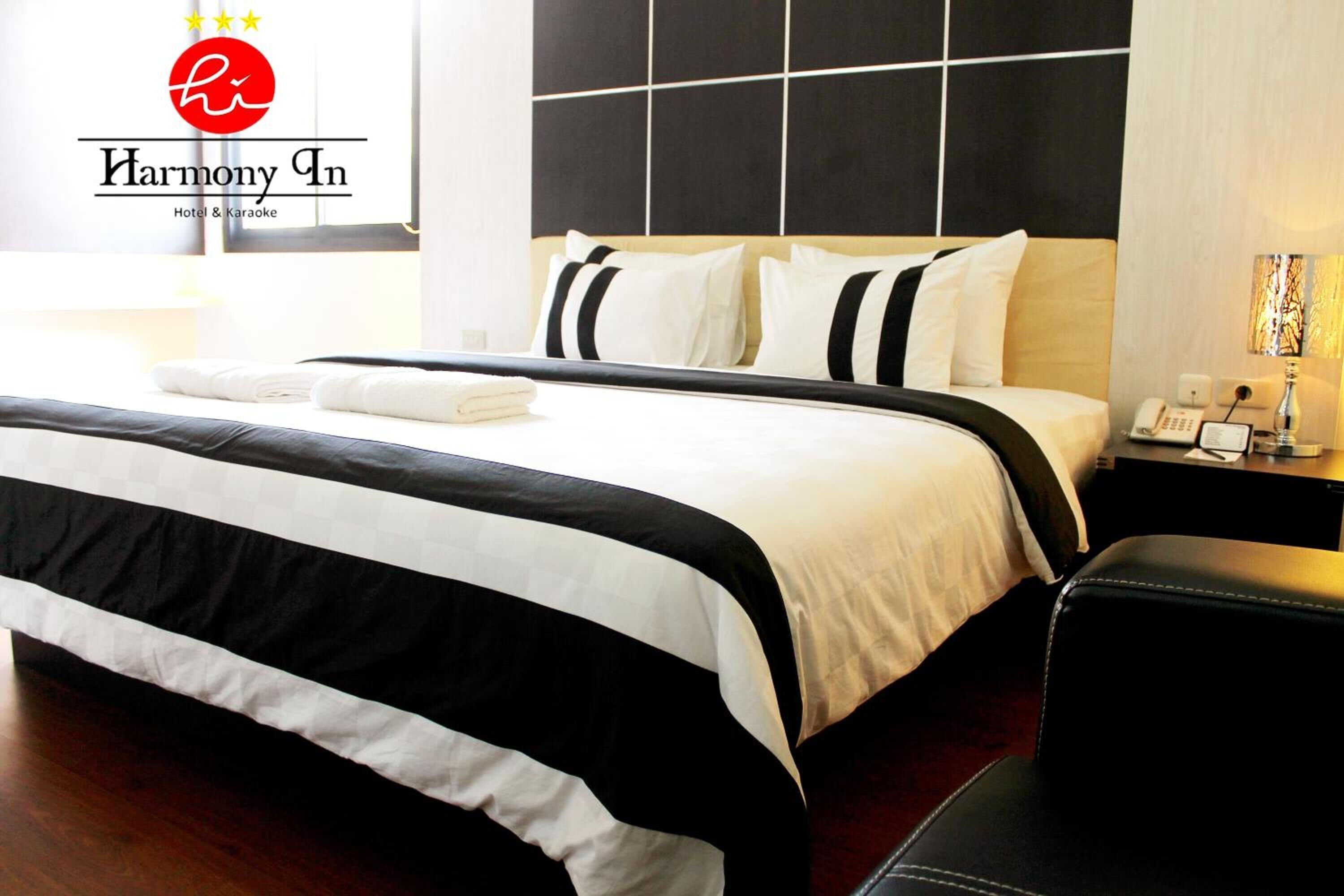 minibar, desk, soundproofing, rollaway beds