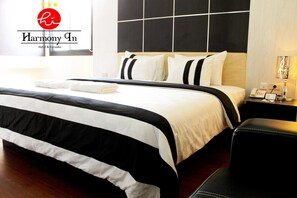 Minibar, desk, soundproofing, rollaway beds - Hotel Harmony In Pontianak (Pontianak)