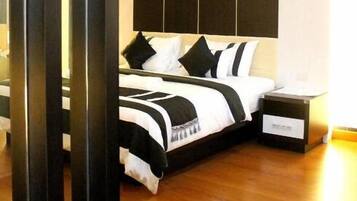 Minibar, escritorio, sistema de insonorización y camas supletorias
