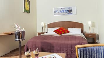 Standard Bungalow, 1 Double Bed, Mountain View | Desk, blackout curtains, free cots/infant beds, rollaway beds