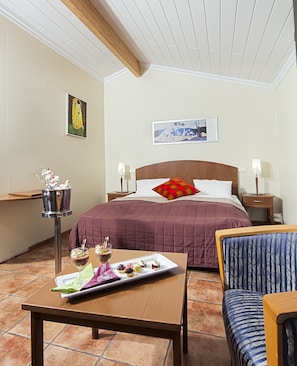 Bungalow estándar, 1 cama doble, vistas a la montaña | Escritorio, cortinas opacas, cunas o camas infantiles gratuitas