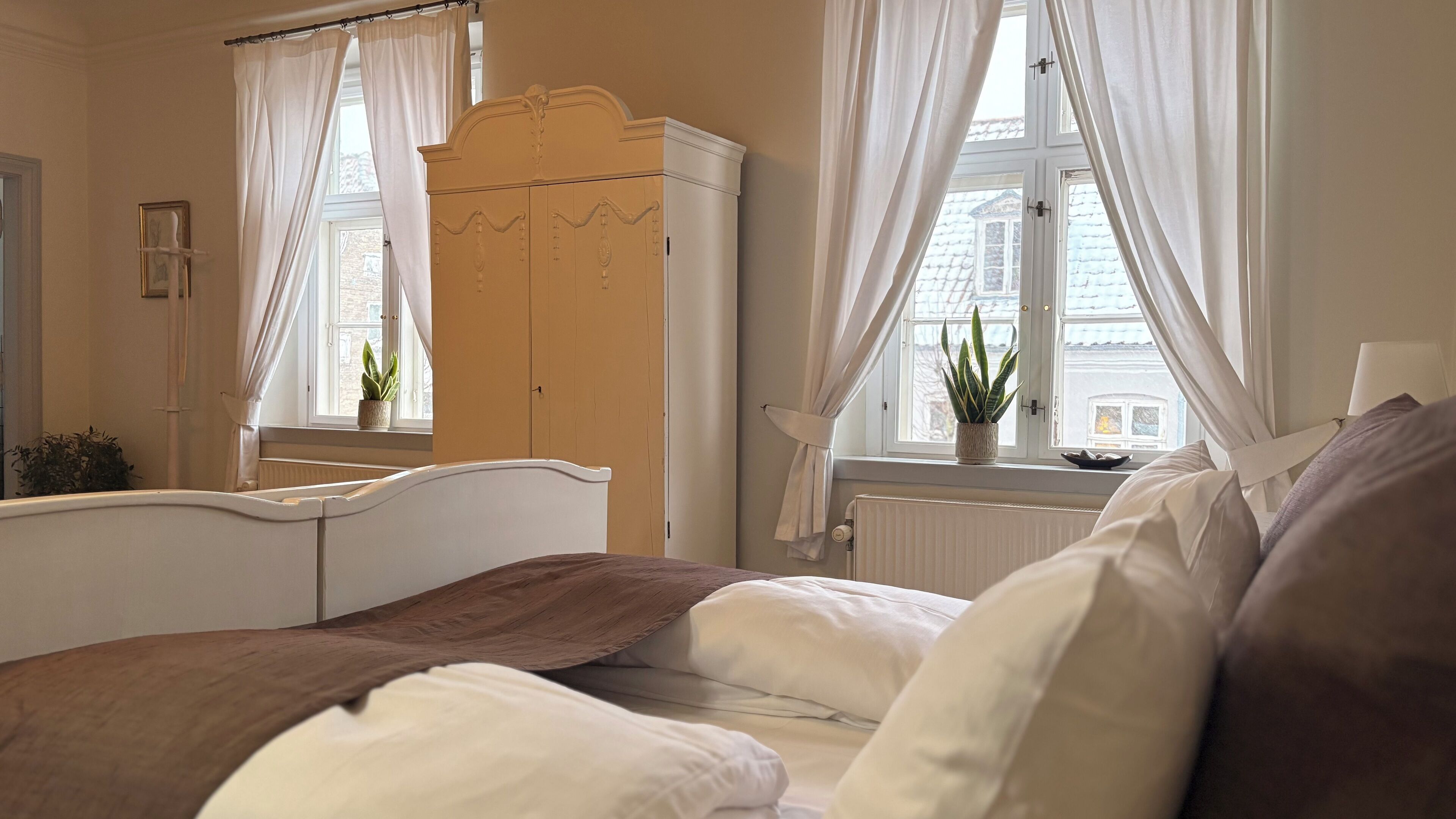 Deluxe Room, 1 King Bed, Non Smoking | Free WiFi, bed sheets