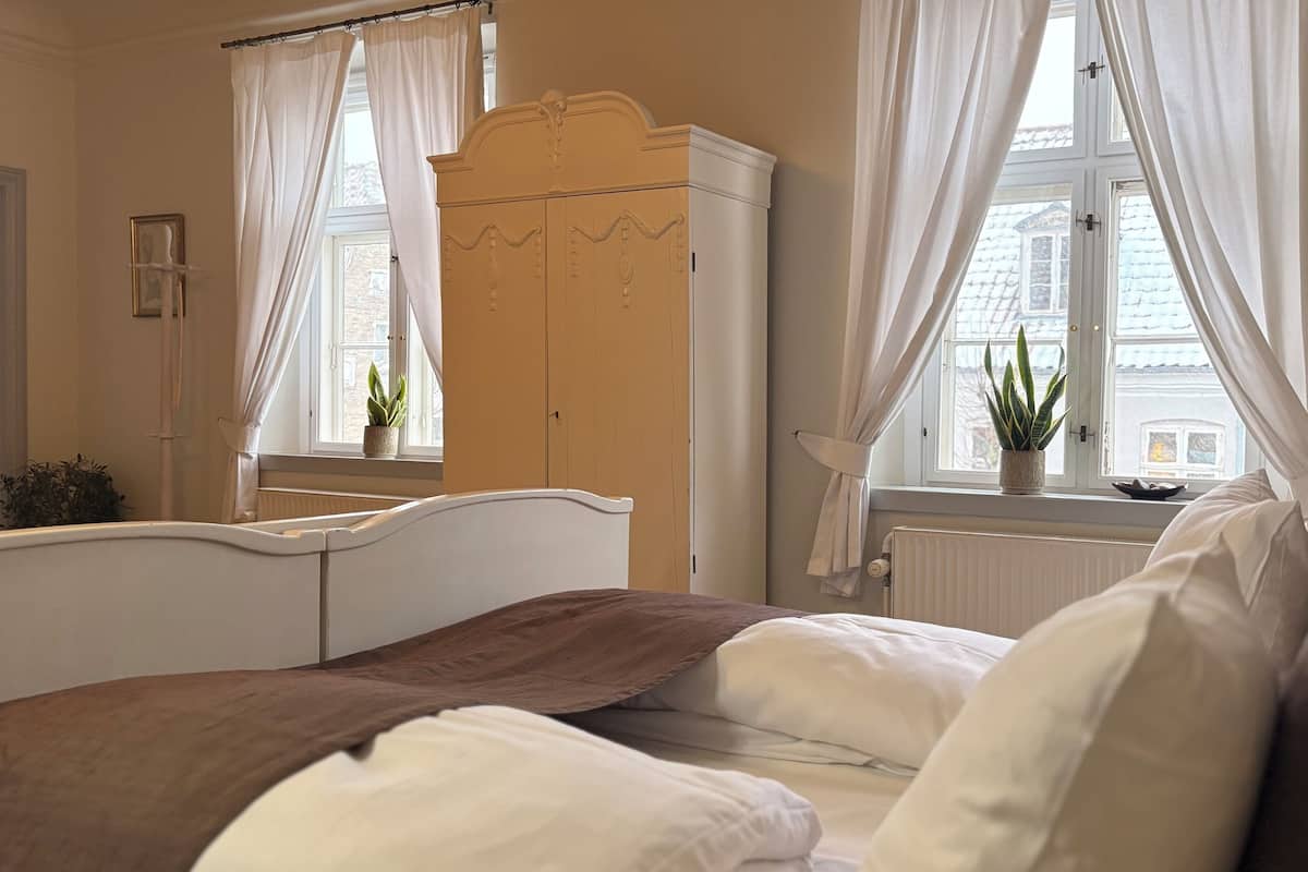 Deluxe Room, 1 King Bed, Non Smoking | Free WiFi, bed sheets