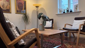 Standard Room, 1 Double Bed, Non Smoking | Living area