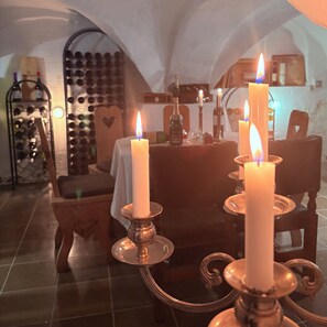 Petit déjeuner et déjeuner servis sur place, spécialités Cuisine locale