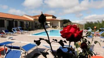 Una piscina al aire libre de temporada