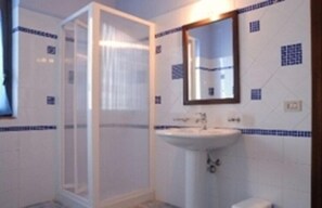 Apartamento, 2 habitaciones | Baño | Ducha, artículos de higiene personal gratuitos y secador de pelo