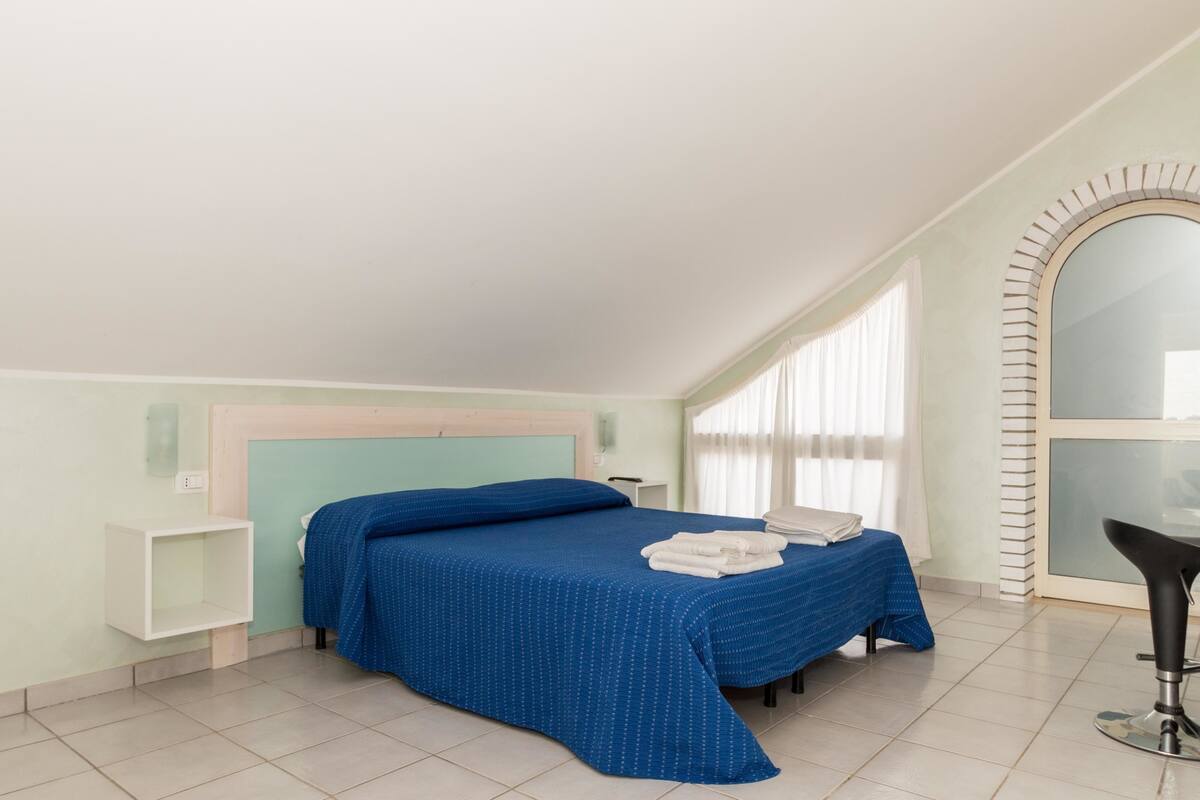 Premium bedding, desk, blackout curtains, free WiFi