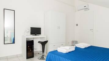 Premium bedding, desk, blackout curtains, free WiFi