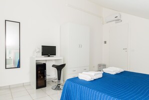 Double Room | Premium bedding, desk, blackout curtains, free WiFi