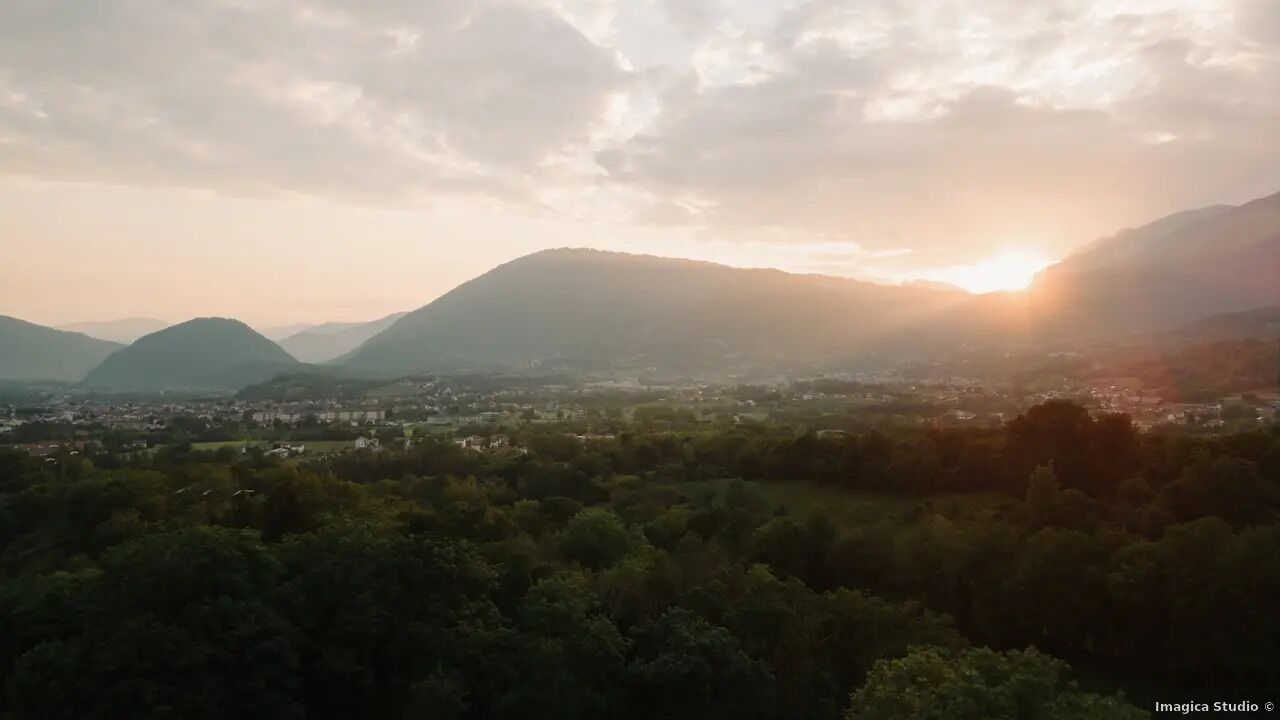 Paisagem montanhosa com uma cidade no vale.