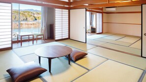 Standaard kamer, niet-roken (Japanese Style, 2-Room, with Bath) | Een kluis op de kamer, een bureau, gratis wifi