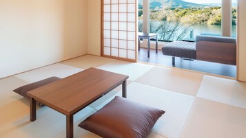 Habitación superior, no fumadores (Japanese Western Style, with Bath) | Caja fuerte, escritorio, wifi gratis