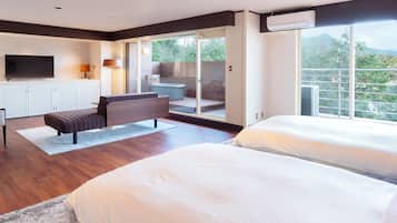 In-room safe, desk, free WiFi