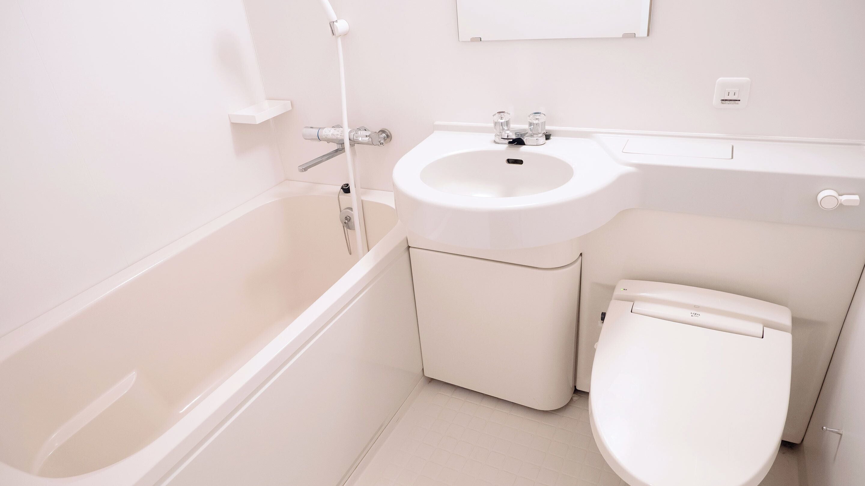 Un baño con bañera, lavabo e inodoro.