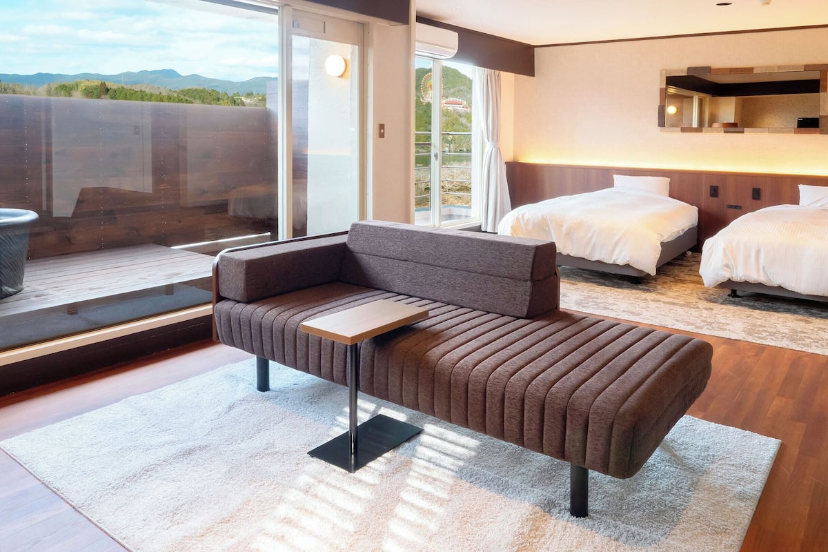 Superior kamer (Superior Twin Open-Air & Indoor bath) | Een kluis op de kamer, een bureau, gratis wifi