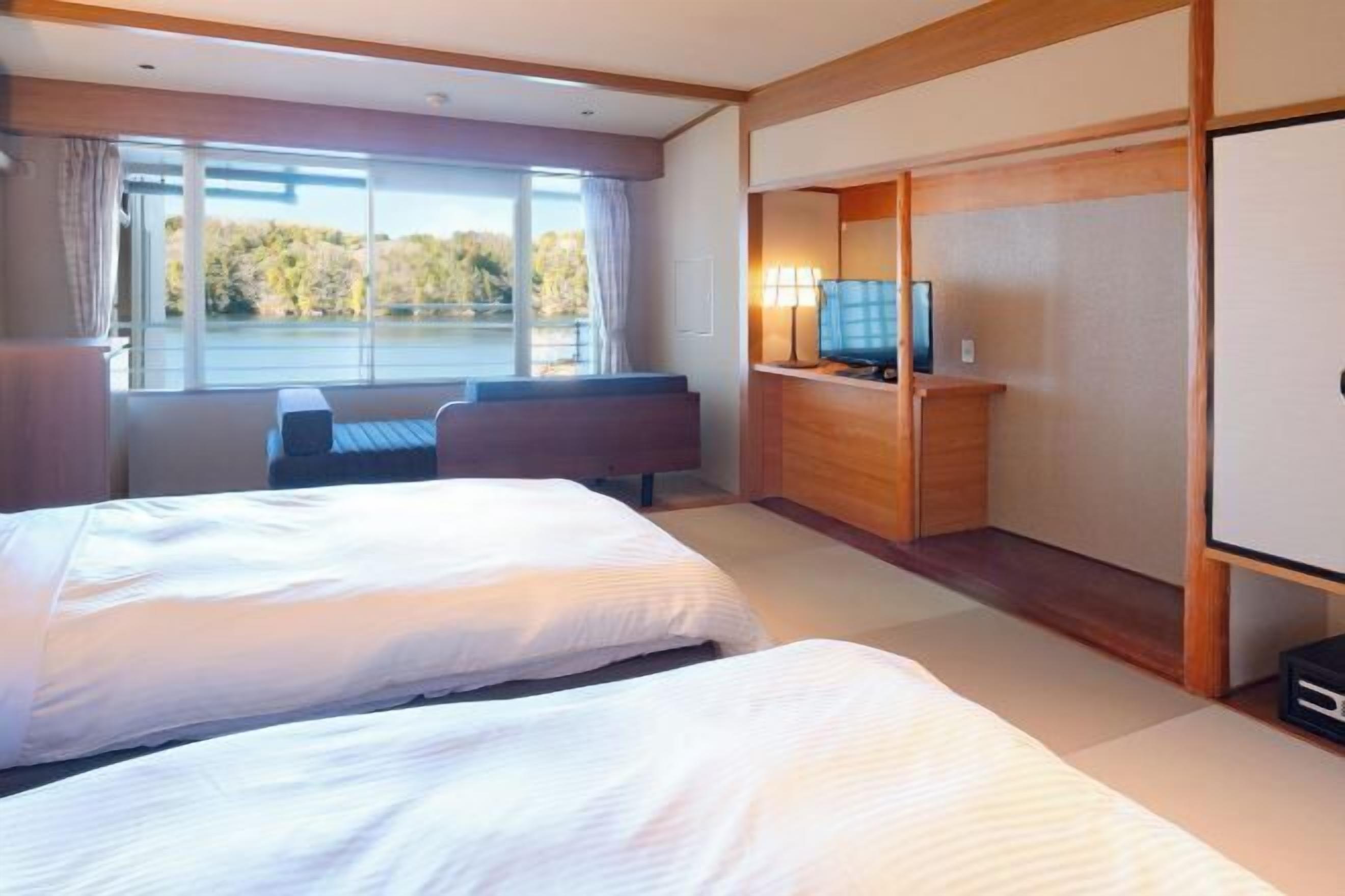 In-room safe, desk, free WiFi