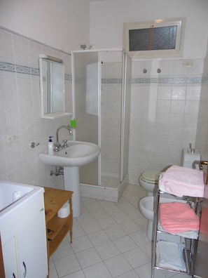 Shower, free toiletries, hair dryer