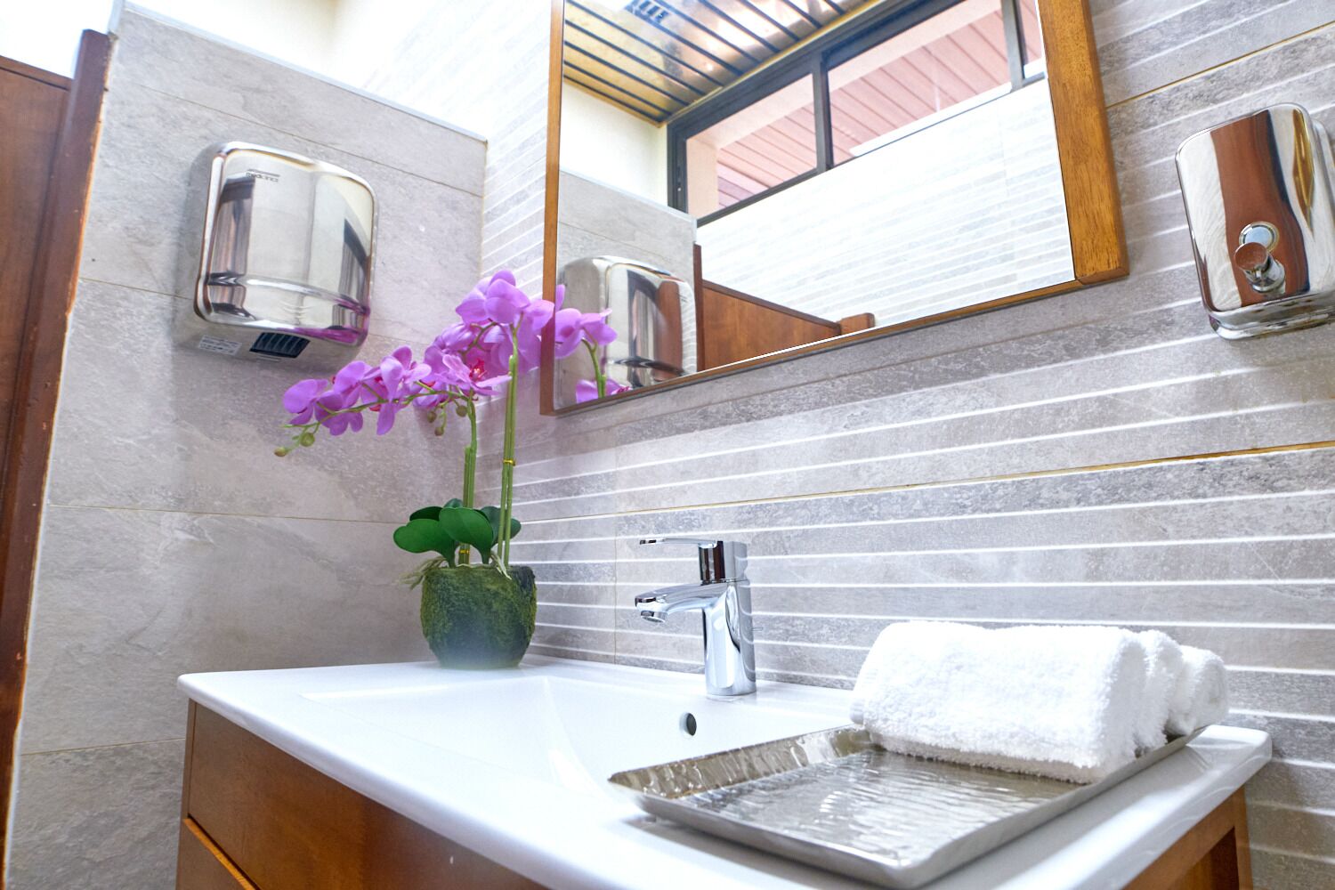 standard room | bathroom | free toiletries, hair dryer, towels