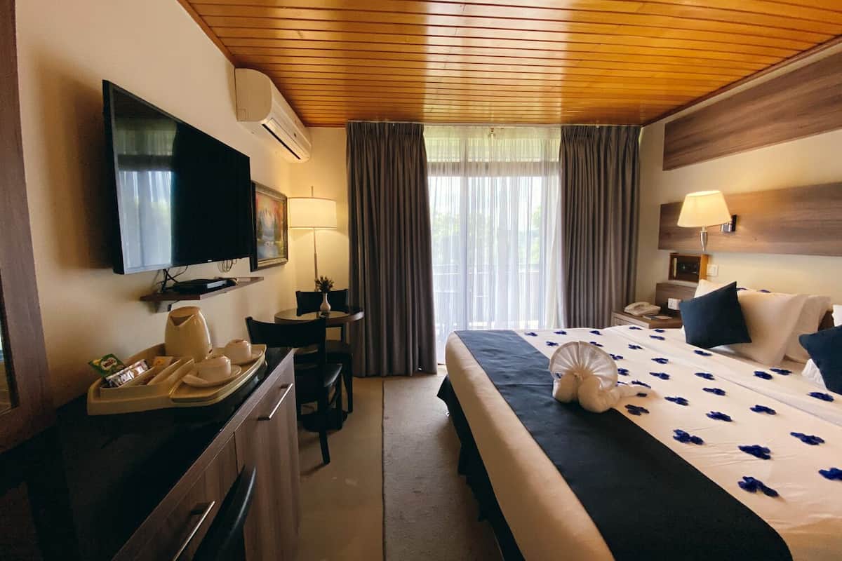 standard room | premium bedding, minibar, in-room safe, desk