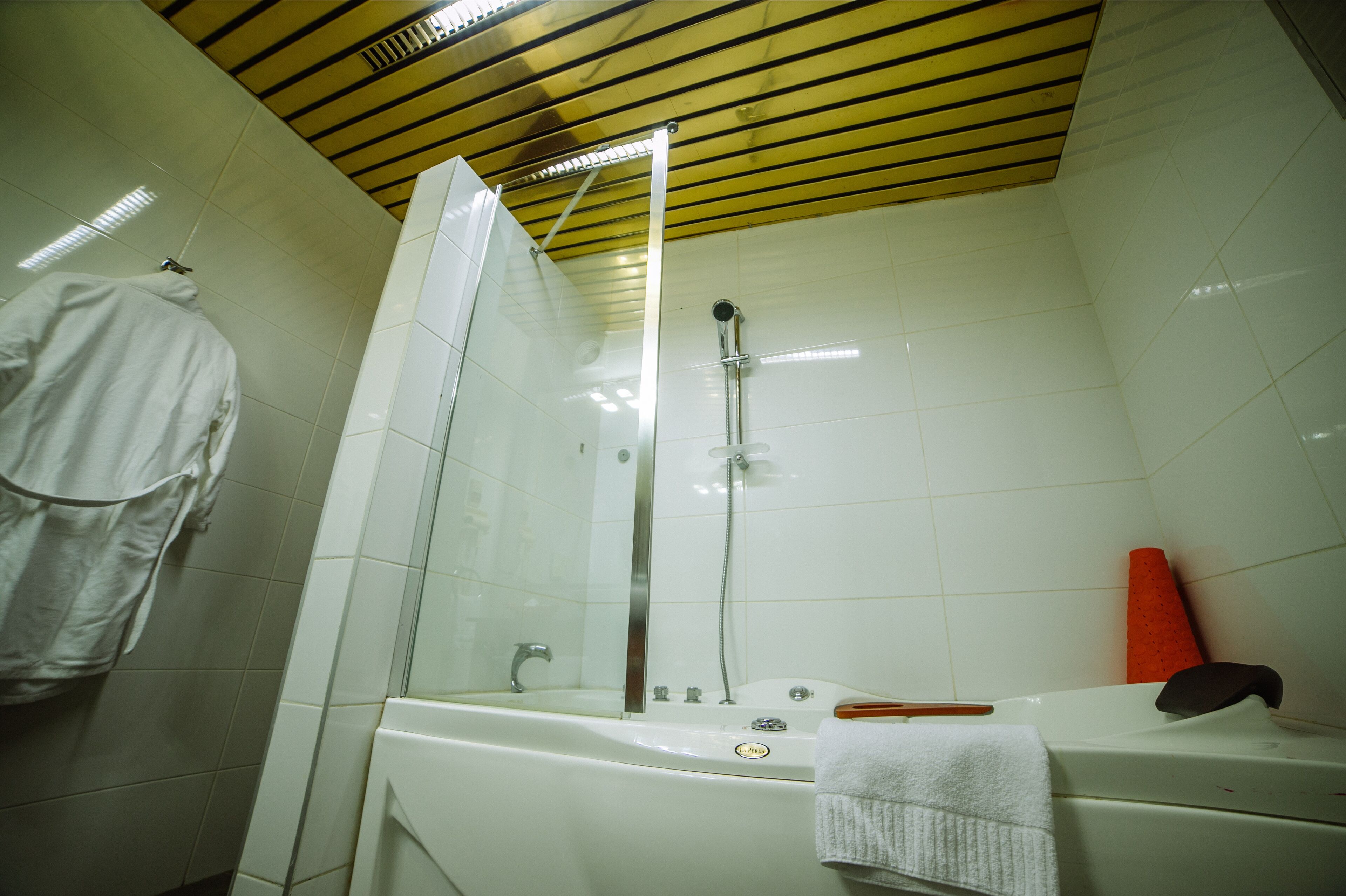 Gratis toiletartikelen, een haardroger, handdoeken