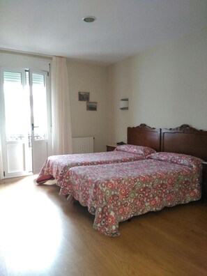 Bureau, espace de travail pour ordinateur portable, rideaux occultants