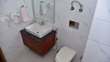 Luxury Room with Balcony | Bathroom | Designer toiletries, hair dryer, towels