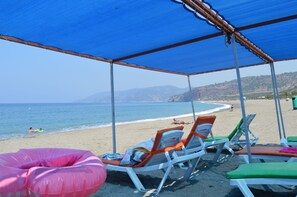 Private beach nearby, sun loungers, beach umbrellas, beach volleyball - Selinus Beach Club Hotel (Gazipasa)