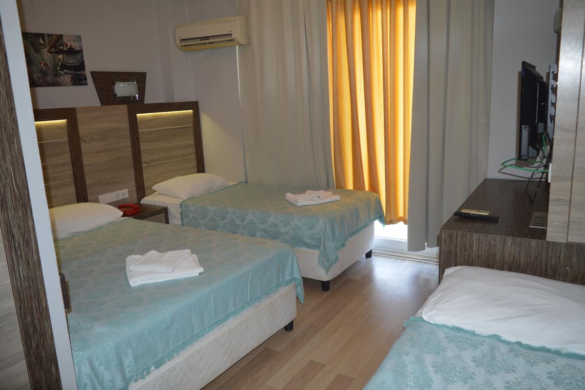 2 bedrooms, premium bedding, minibar, in-room safe
