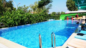 En säsongsöppen utomhuspool, gratis cabanor och parasoller