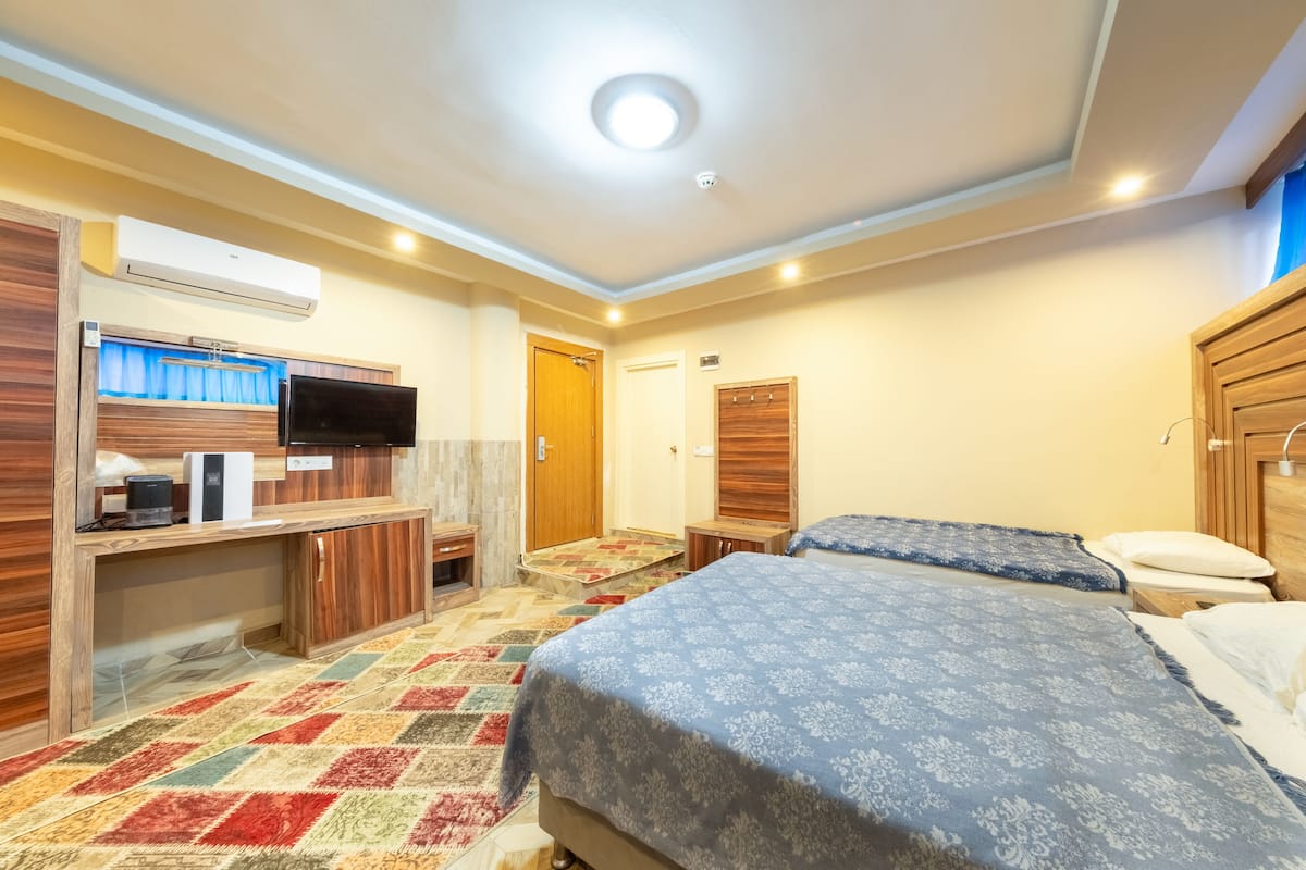 Quarto quádruplo econômico, 1 quarto, para não fumantes, suíte (Economy) | 1 quarto, roupas de cama premium, frigobar, cofres nos quartos