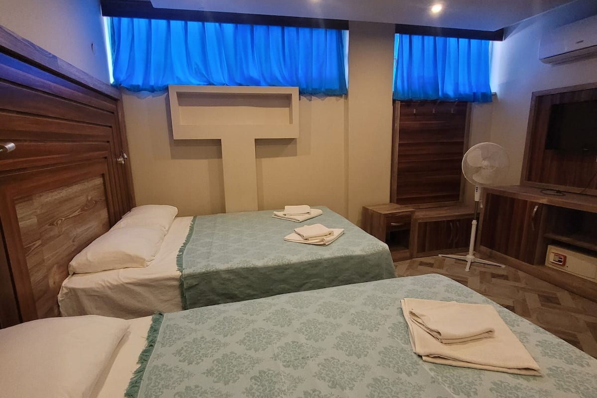 2 bedrooms, premium bedding, minibar, in-room safe