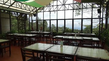 Phục vụ bữa sáng, bữa trưa, bữa tối, món ăn Philippines