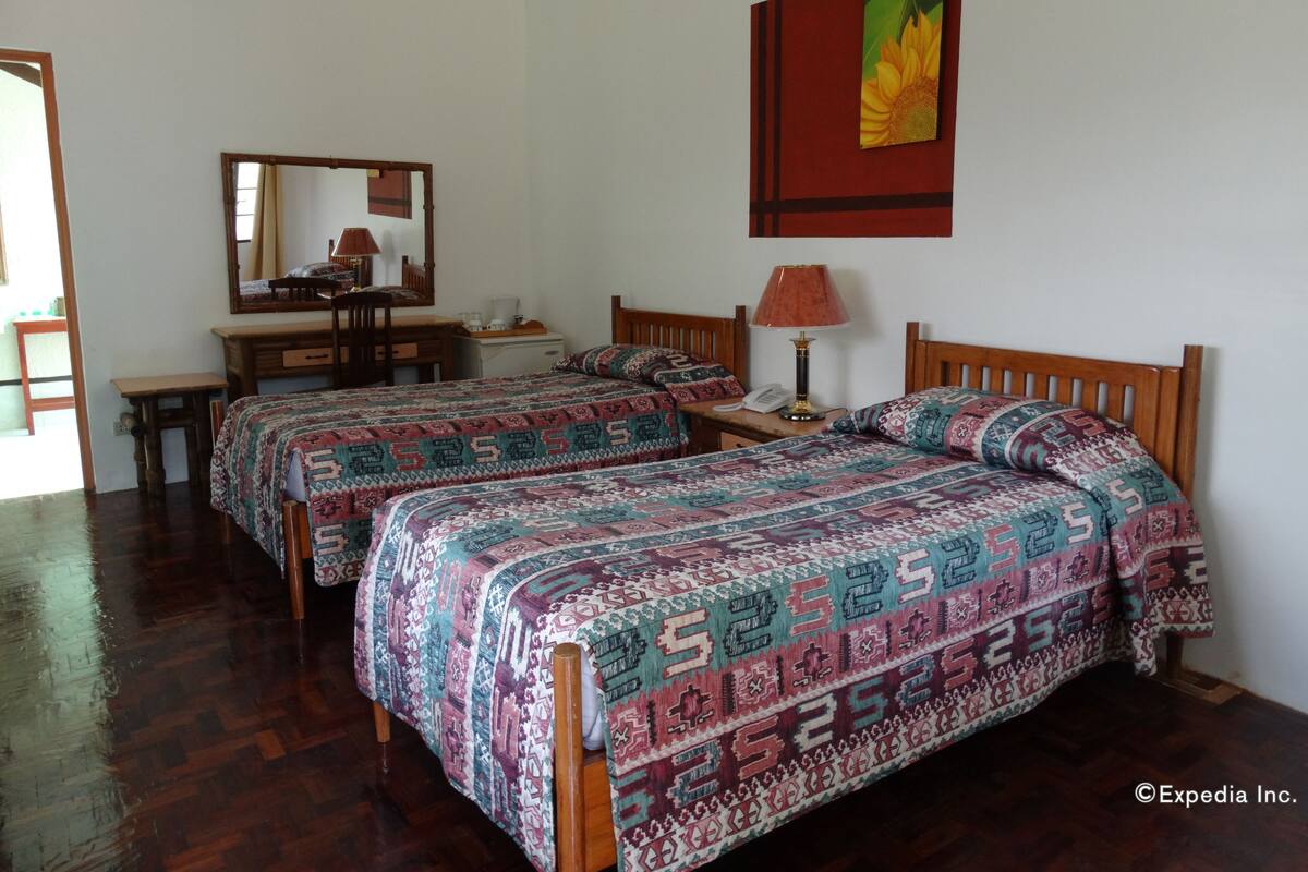 Quarto casal ou duplo luxo | Escrivaninha, roupa de cama