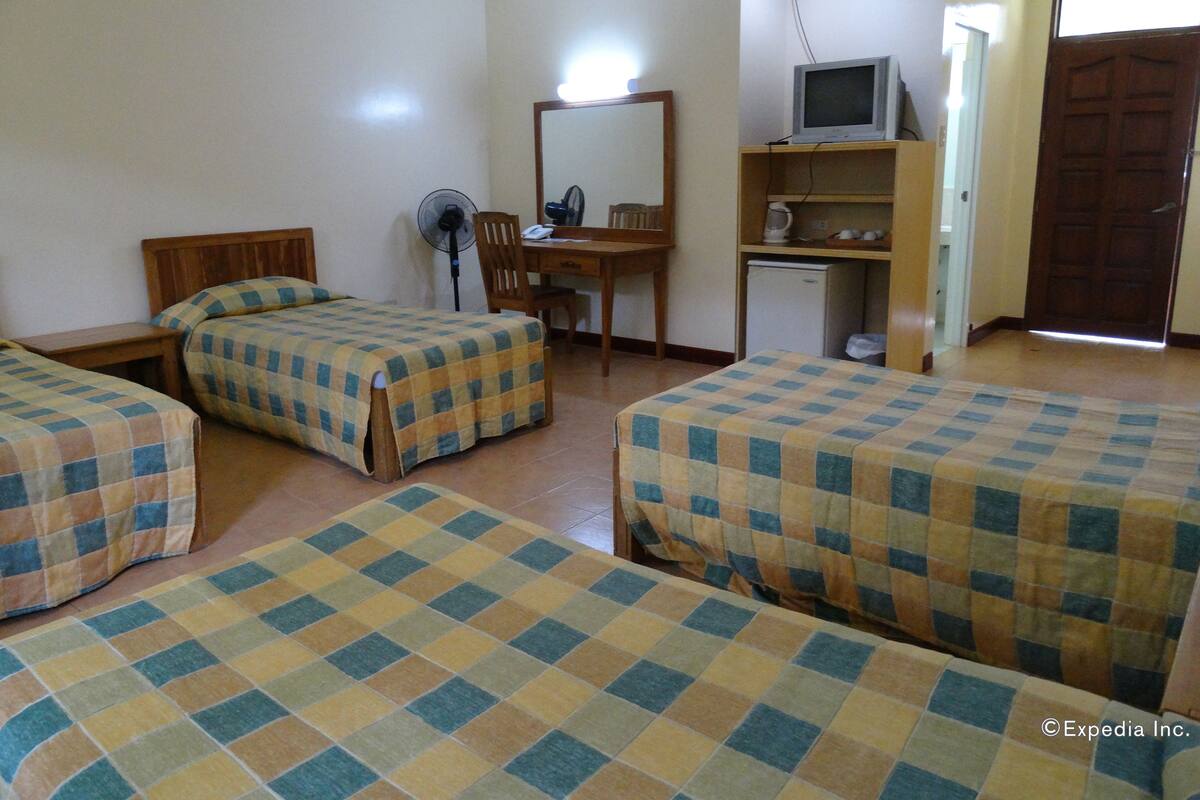 Quarto quádruplo luxo | Escrivaninha, roupa de cama
