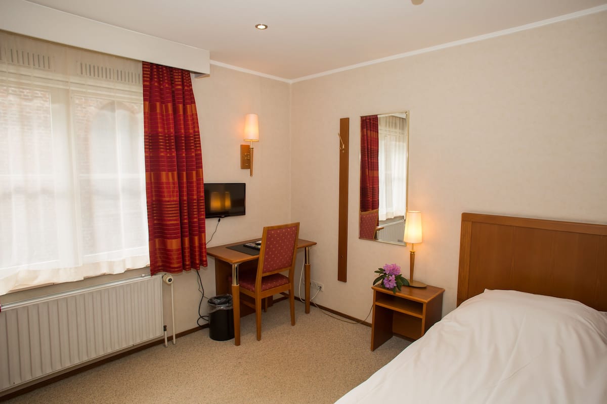Single Room (small)