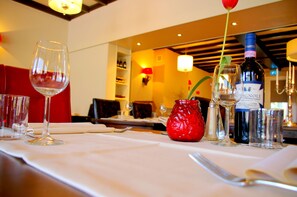 Lunch and dinner served, international cuisine