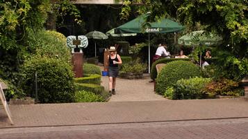 Melayani makan siang dan makan malam dengan sajian masakan internasional