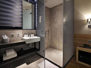 Premium bedding, down duvets, in-room safe, desk - Miller Inn (Taichung)
