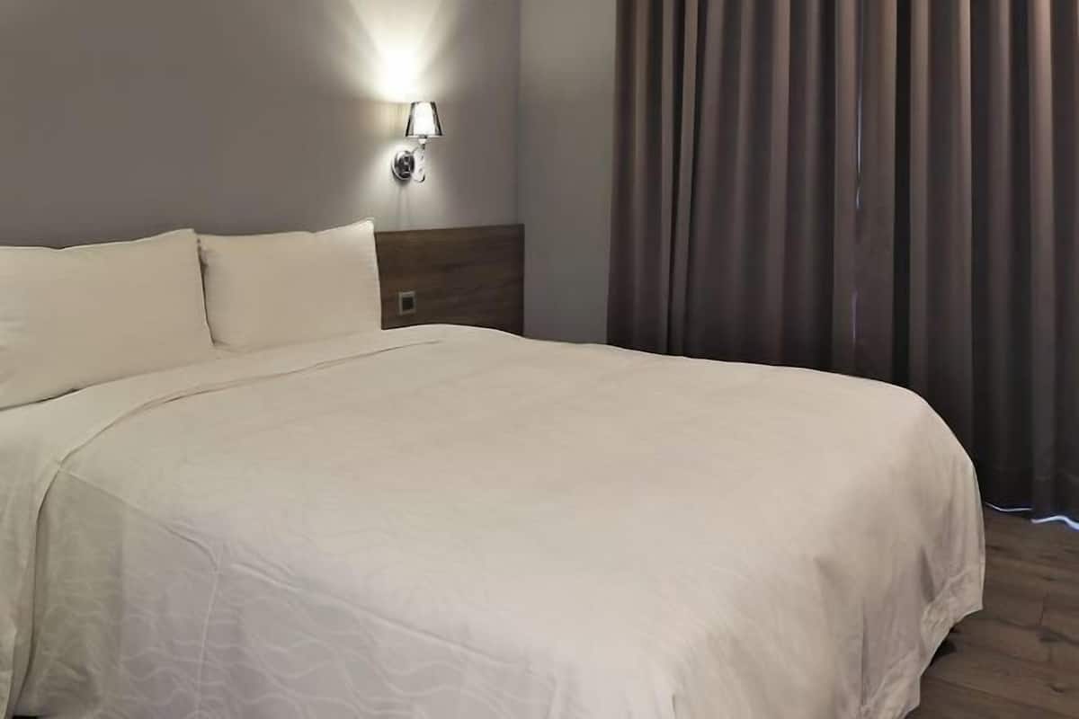 Premium bedding, down duvets, in-room safe, desk